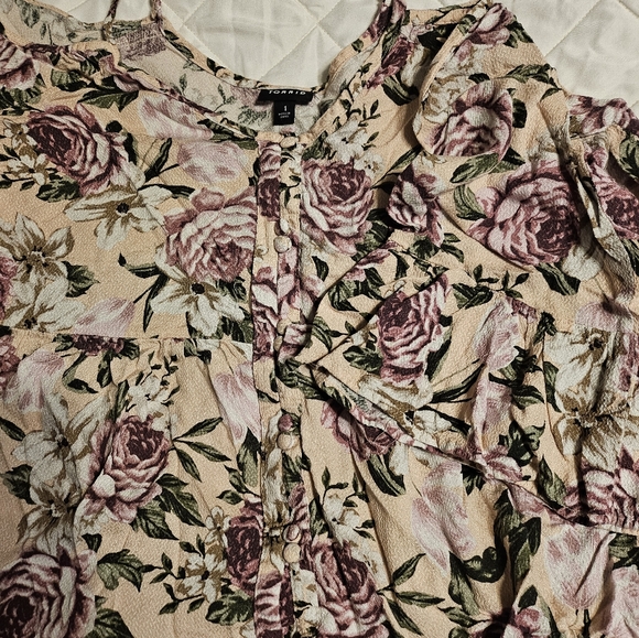 Torrid cold shoulder top - Picture 2 of 4